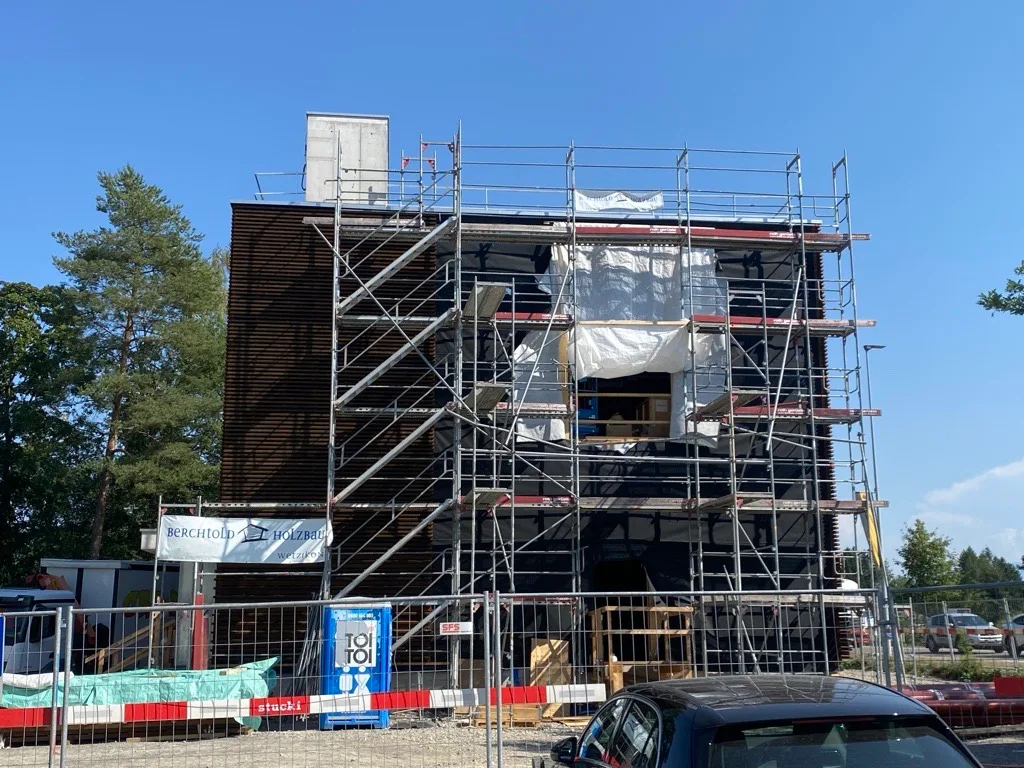 Ein Jahr später sind die Absperrungen immer noch da – die Gebäudehülle ist schon entstanden. Zu sehen ist die Baustelle für die neue Heizzentrale an der Rapperswilerstrasse.